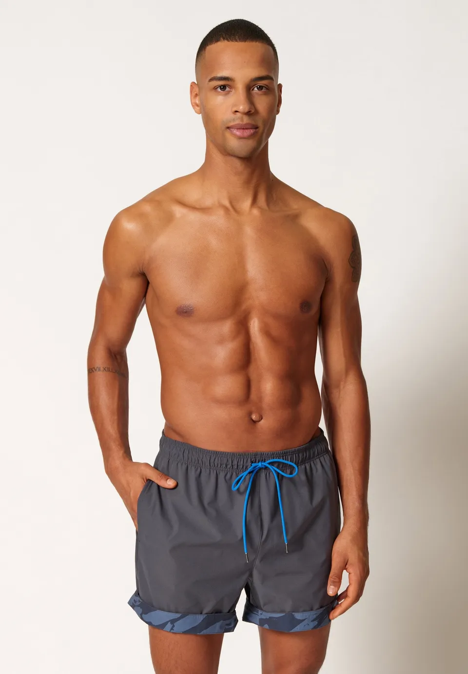 skiny-swimen-swim-shorts-mit-taschen-und-kontrastsaum image 1