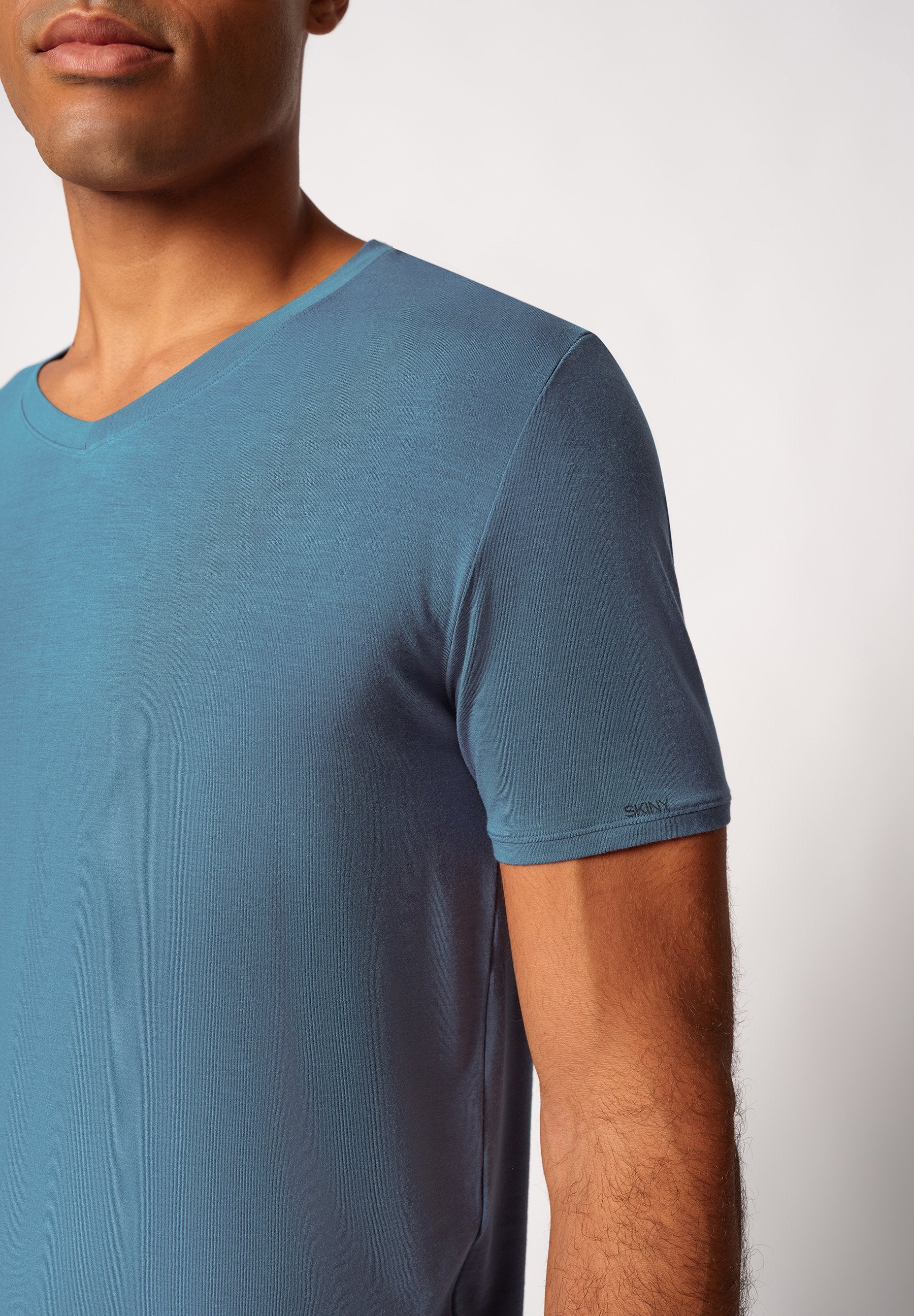 skiny-advantage-modal-invisible-v-ausschnitt-shirt-kurzarm image 5