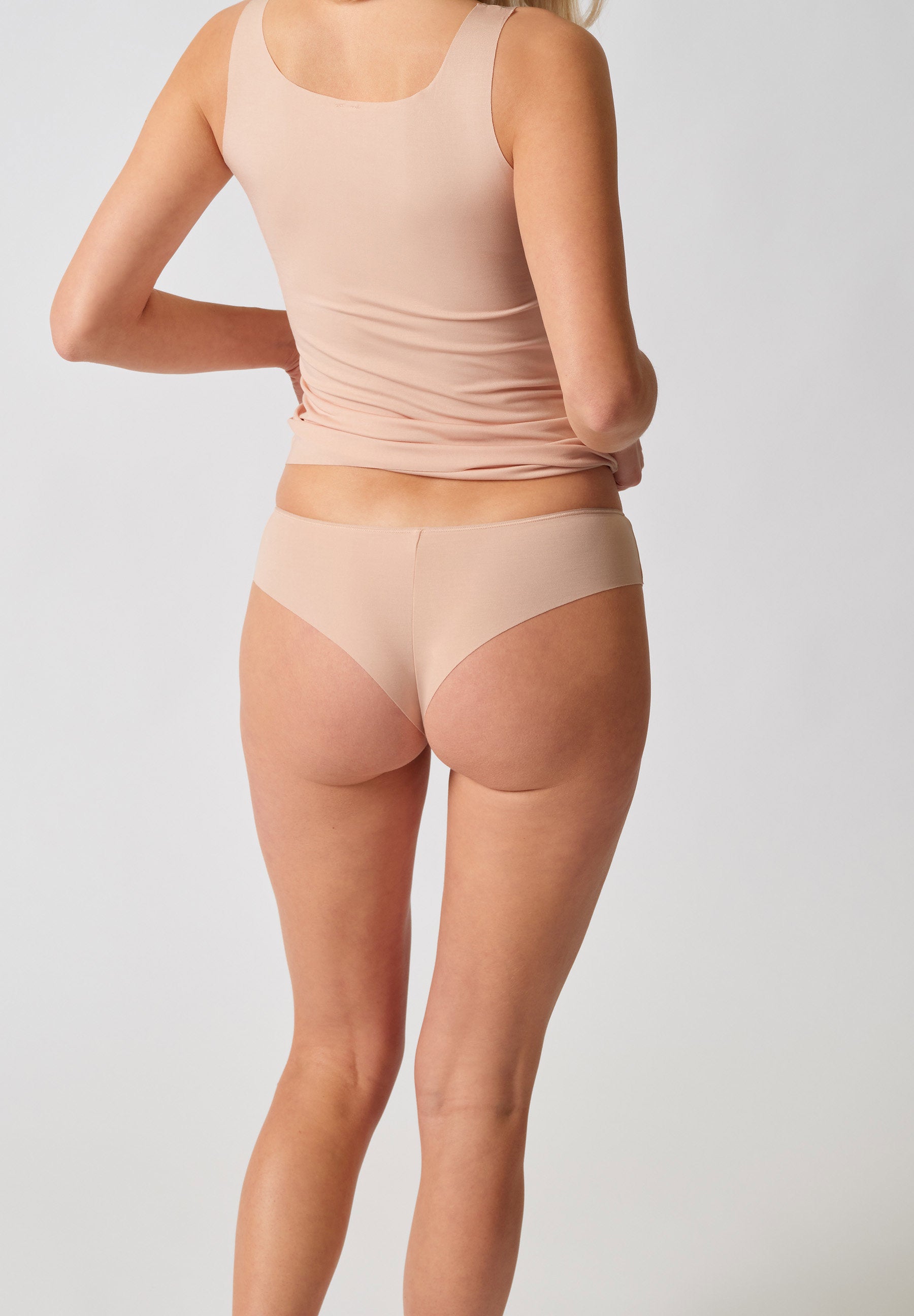 skiny-advantage-modal-invisible-cheeky-panty-2 image 2