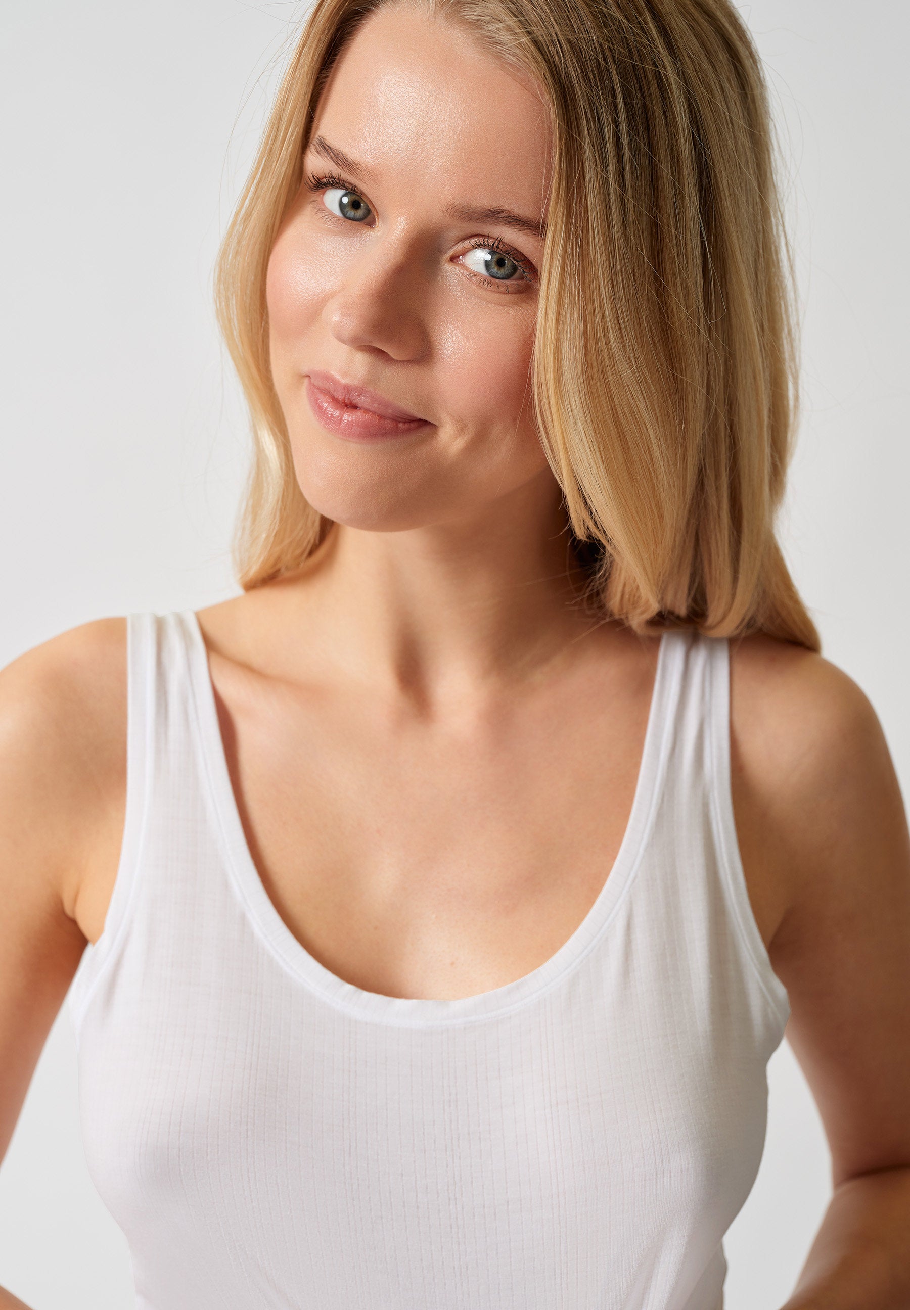 skiny-sheer-modal-tank-top-wei-087653-080500 image 5